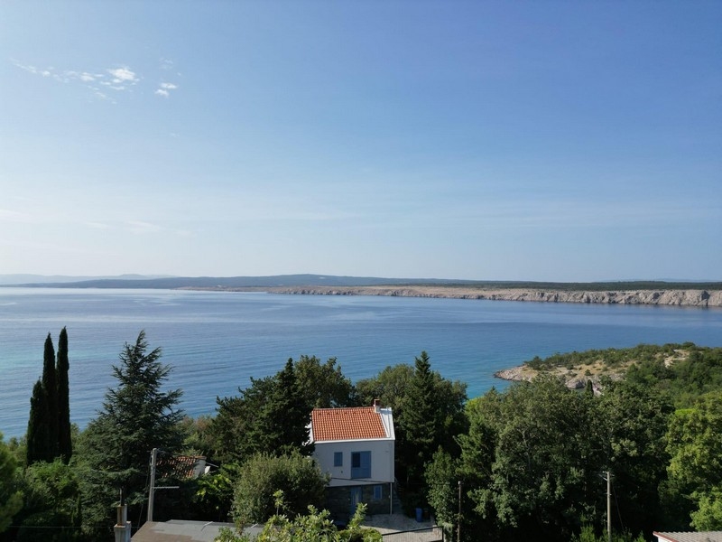 Widok na morze nieruchomości H3422, która jest na sprzedaż w Chorwacji w pobliżu Jadranovo.