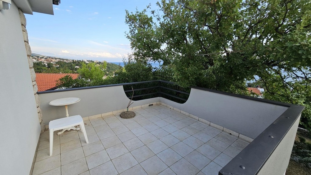 Duży taras z widokiem na morze, mała część wypoczynkowa