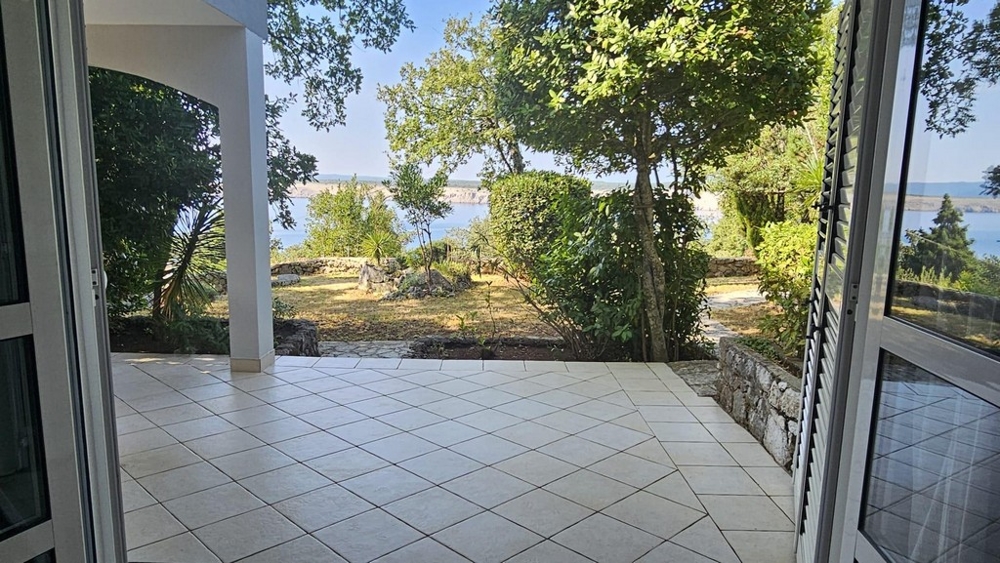 Taras na parterze z widokiem na ogród i morze