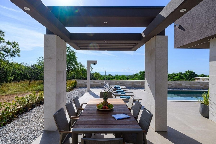 Taras z widokiem na morze w willi H3426, która jest na sprzedaż w Chorwacji.