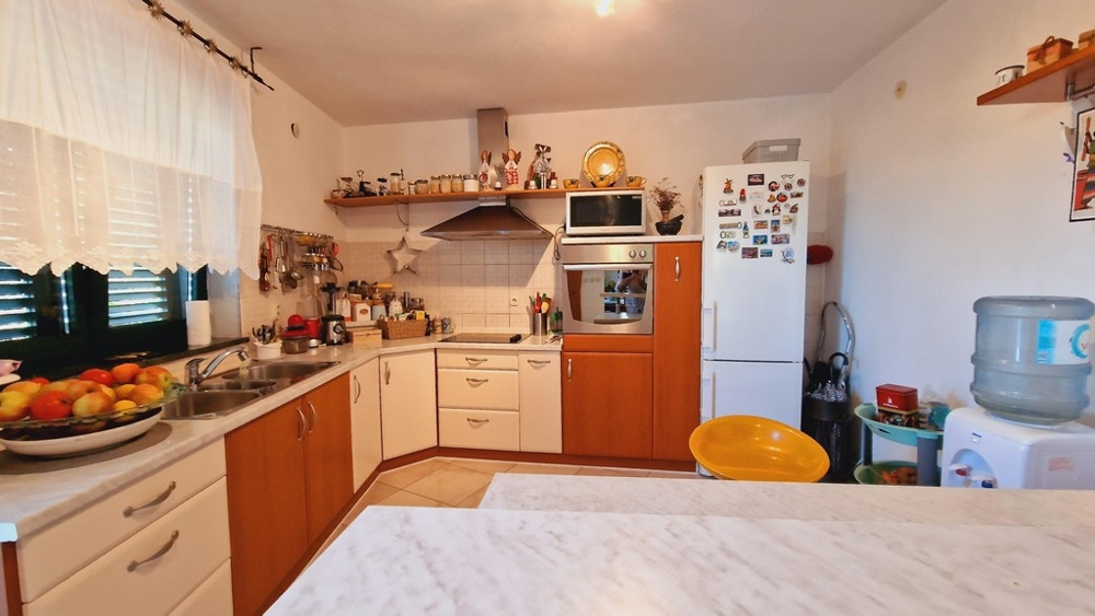 Otwarta kuchnia z nowoczesnym wyposażeniem i dużą lodówką