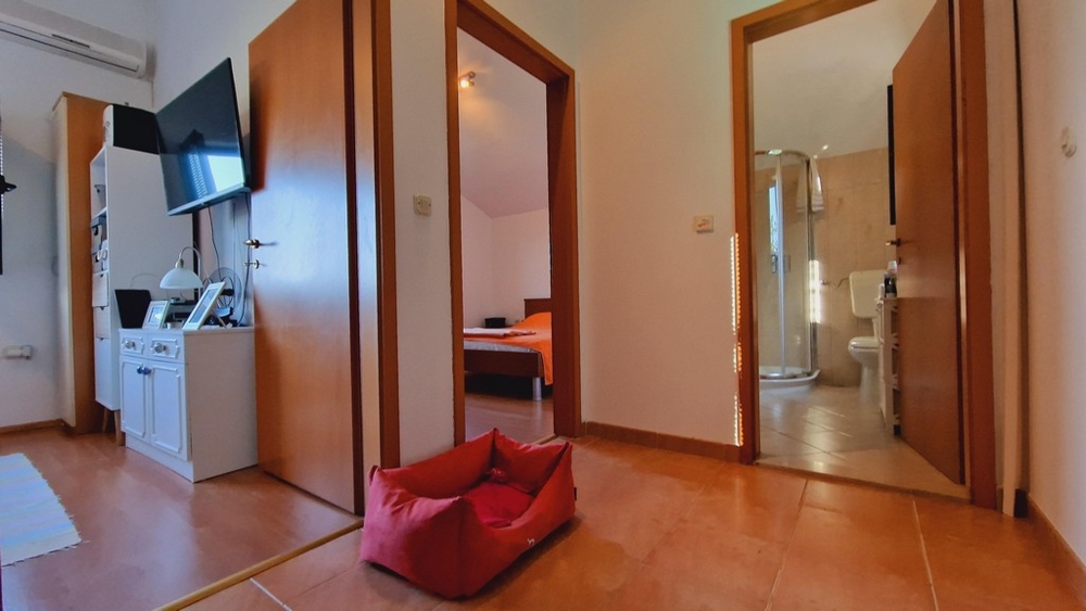 Hol na piętrze z dostępem do sypialni i łazienki