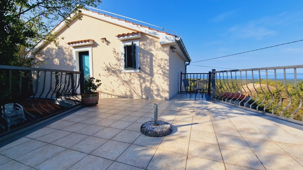 Nieruchomość H3429 z widokiem na taras i morze jest wystawiona na sprzedaż w Chorwacji.