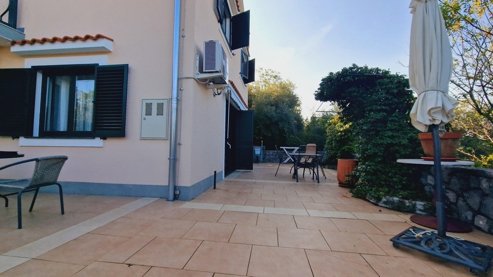 Taras na parterze domu H3429, który jest na sprzedaż w Chorwacji na wyspie Krk.