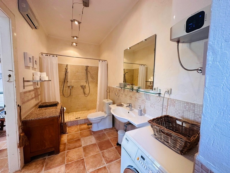 Duża łazienka z prysznicem i pralką