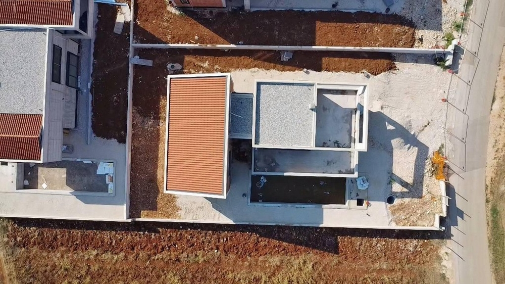 Nowoczesna willa w budowie.