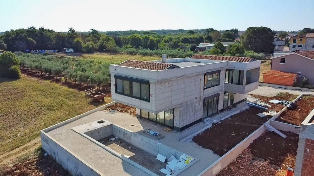 Wygląd zewnętrzny niedokończonego domu w budowie