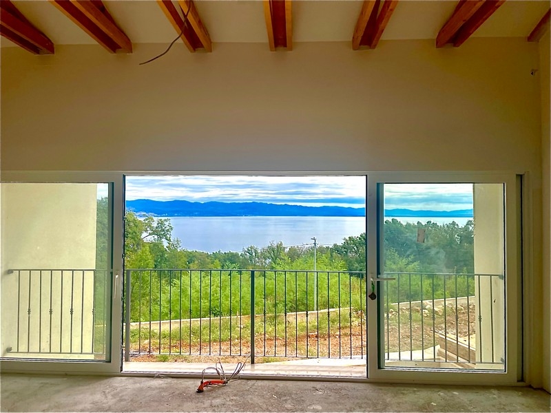 Widok na morze z części dziennej willi H3434, która jest na sprzedaż w pobliżu Opatii.