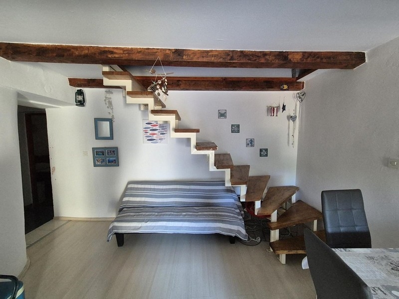 Część dzienna z drewnianymi schodami