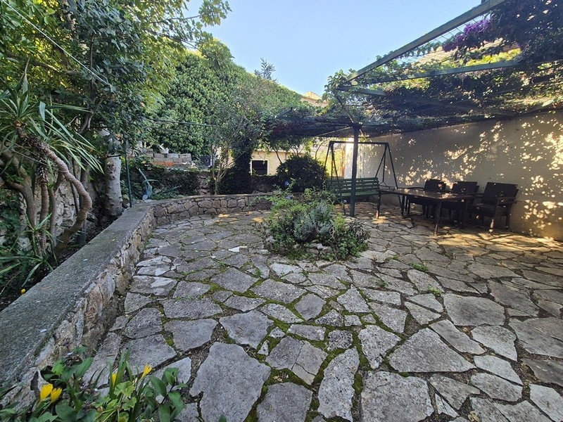 Przestronny ogród o śródziemnomorskim uroku.