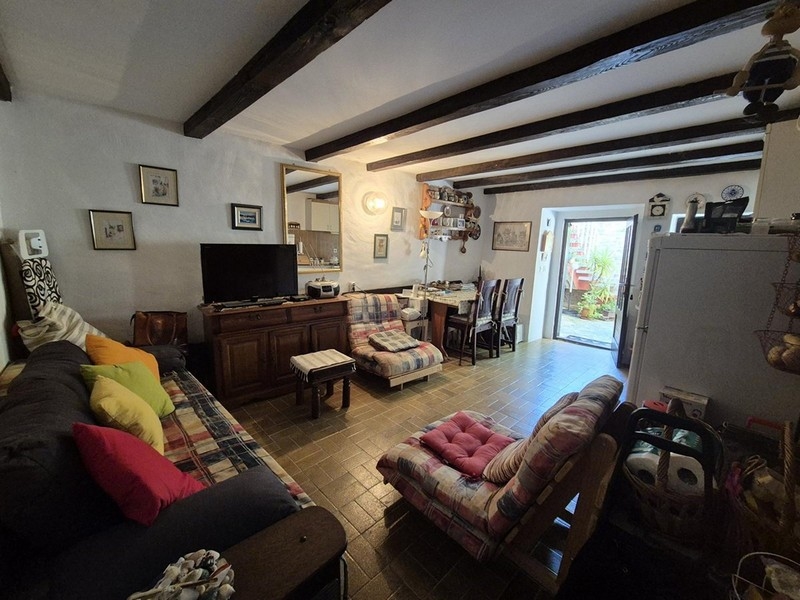 Pokój dzienny z belkami stropowymi