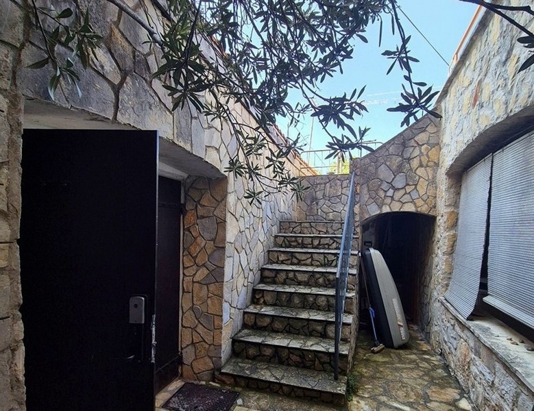 Kamienne schody na dziedzińcu prowadzące na wyższe piętra domu.