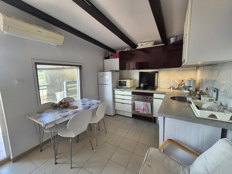 Nowoczesna kuchnia z jadalnią i klimatyzacją na pierwszym piętrze.