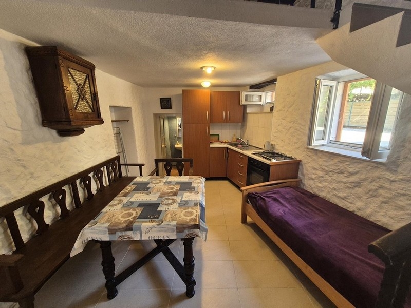 Jadalnia i kuchnia z rustykalnymi meblami na parterze domu.