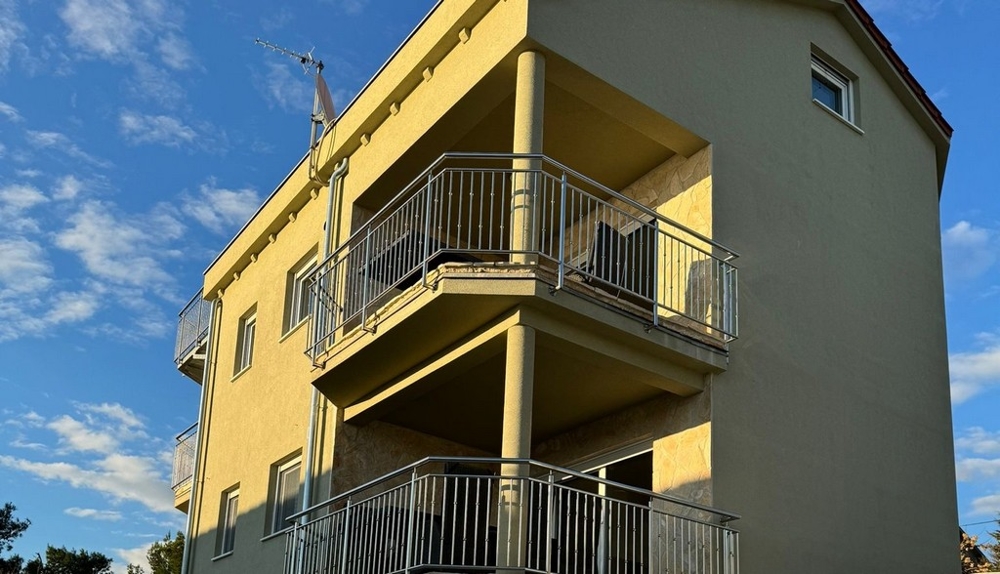 Zadbany dom z czterema apartamentami w Chorwacji.