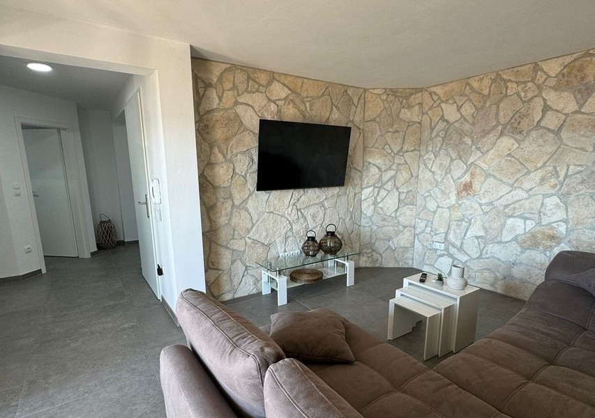 Pokój dzienny z elementami śródziemnomorskimi.