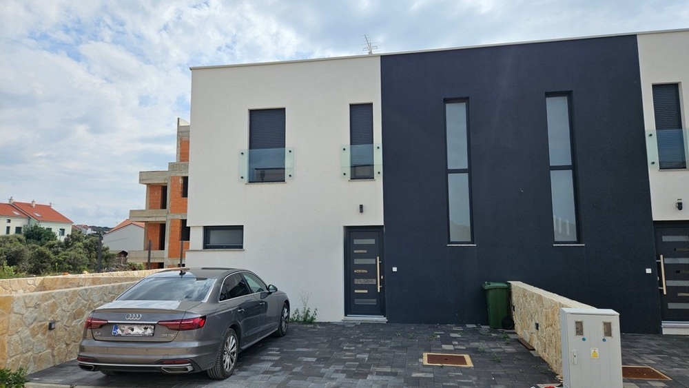 Na sprzedaż nowoczesny bliźniak blisko morza - wyspa Pag.