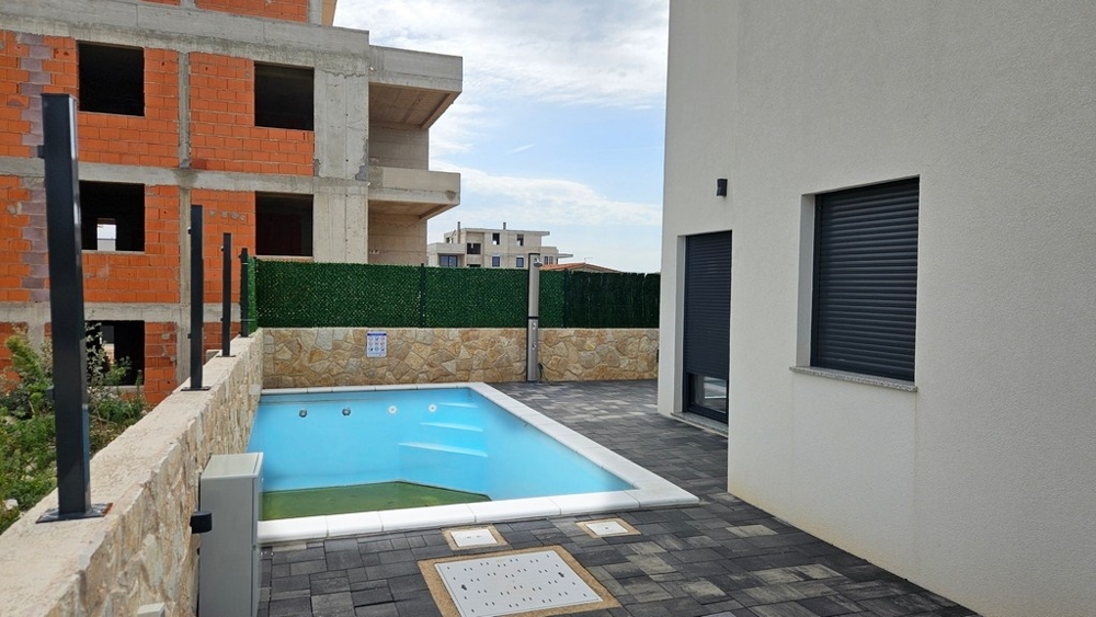 Basen w ogrodzie posesji.