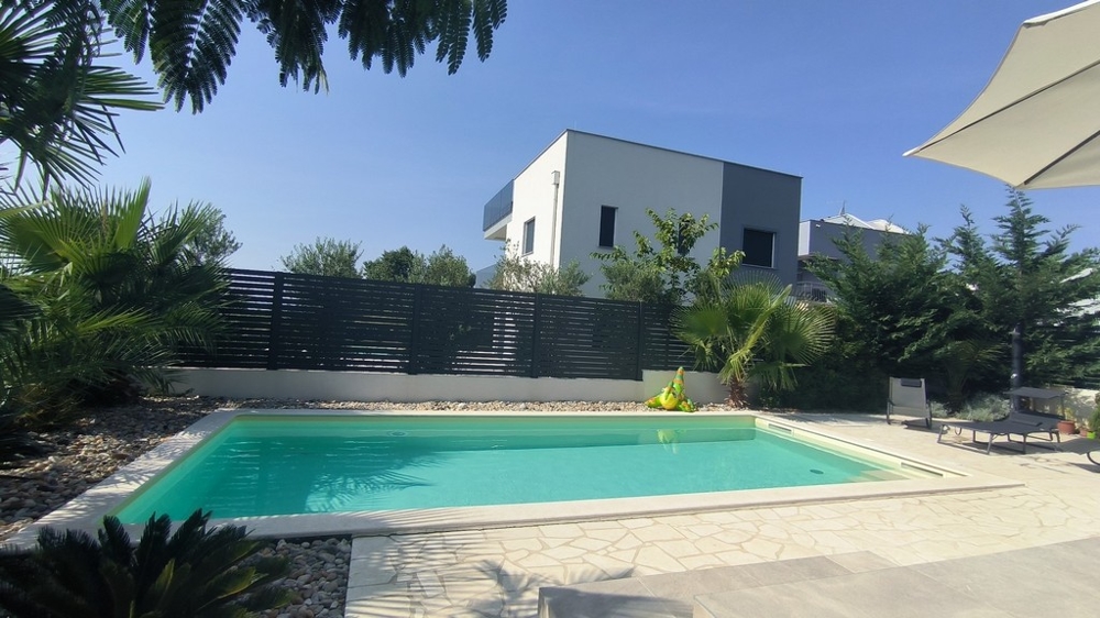 Basen i taras słoneczny w nieruchomości H3447 w Chorwacji.