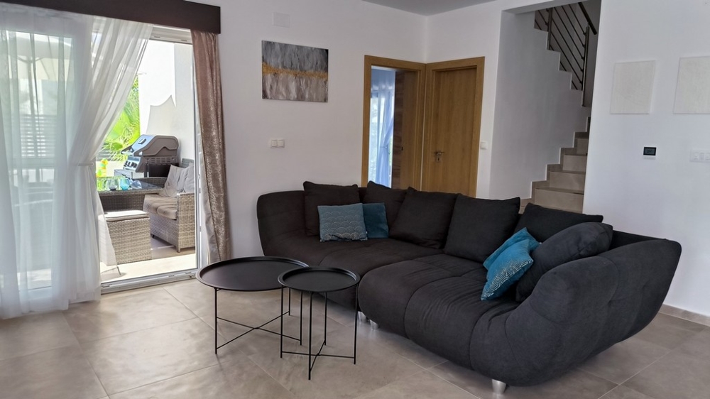 Przytulny salon z wyjściem na taras.