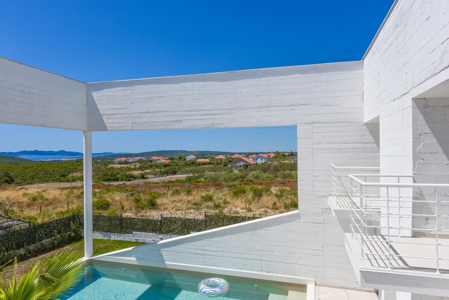 Nowoczesny basen z panoramicznym widokiem na morze i okolicę w Chorwacji.