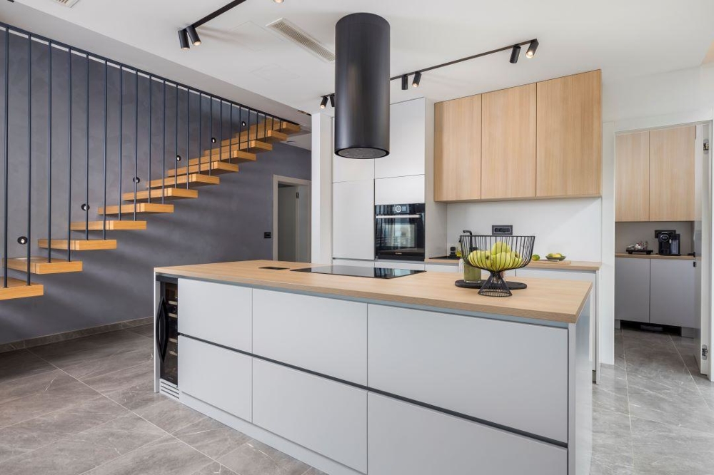 Nowoczesna otwarta kuchnia w luksusowej willi H3450 w Crikvenicy w Chorwacji.