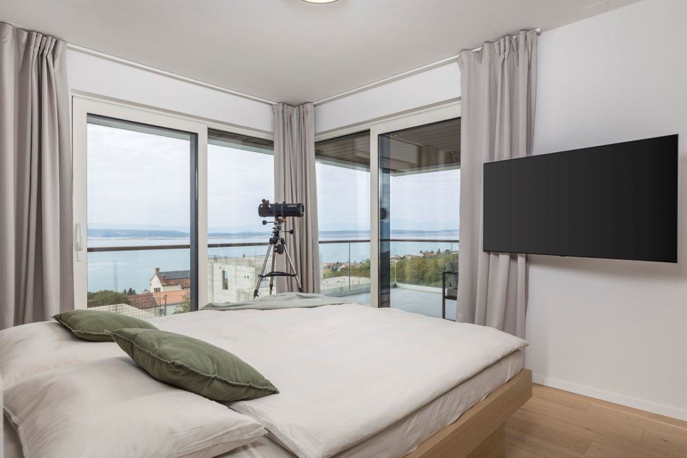 Sypialnia z widokiem na morze.