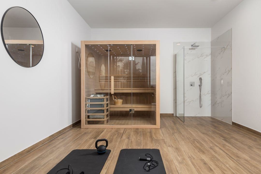 Sauna i strefa fitness oraz prysznic.