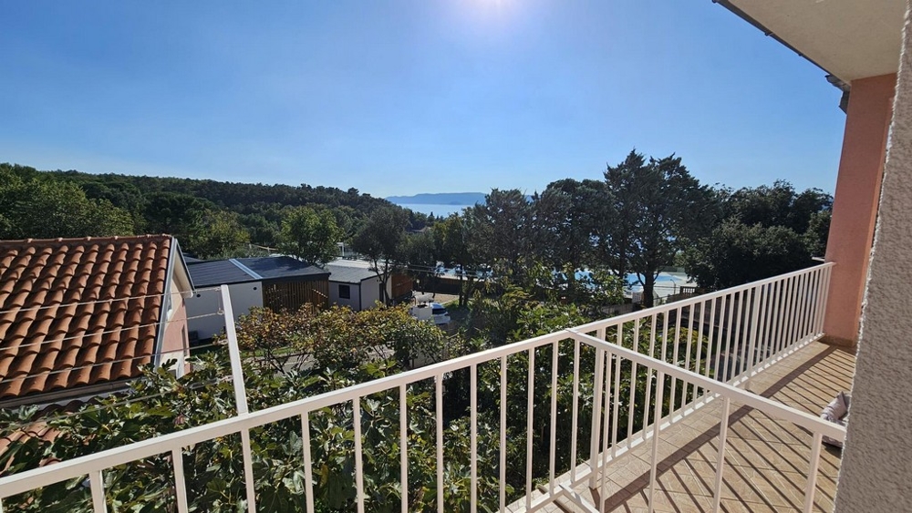 Widok na morze z górnego piętra nieruchomości H3452 w Chorwacji.