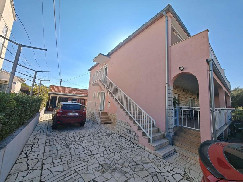 Parking i strefa wejściowa do mieszkań.