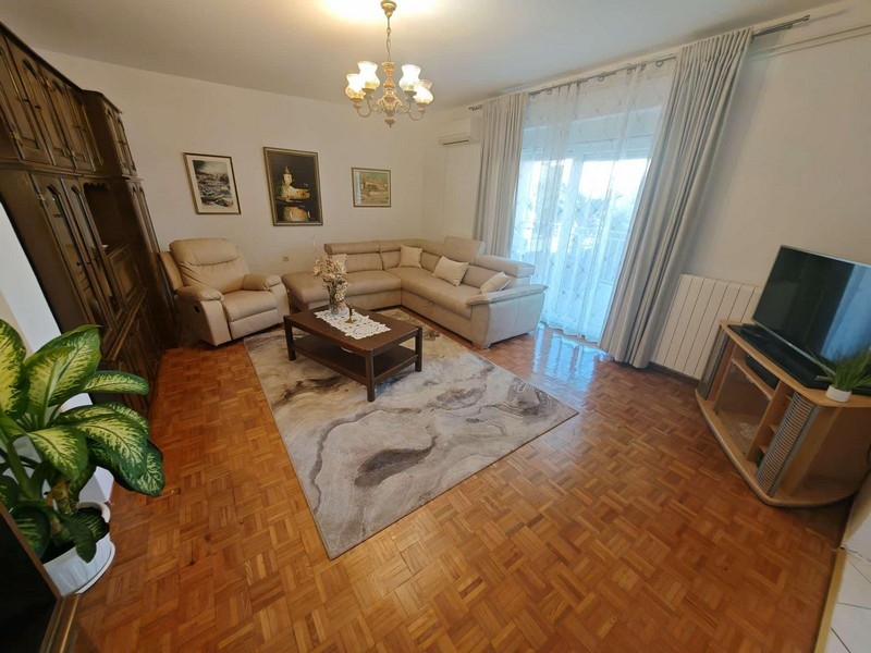 Pokój dzienny z kanapą i telewizorem.