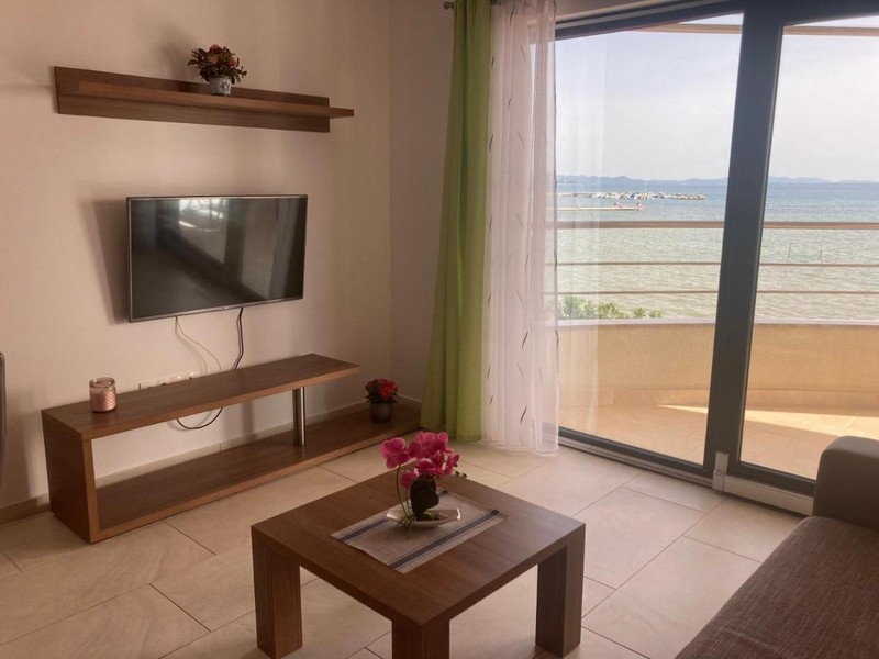 Pokój dzienny i widok na morze.