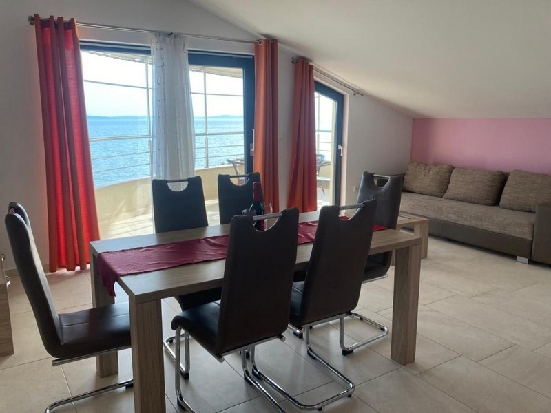 Widok na poddasze i morze.