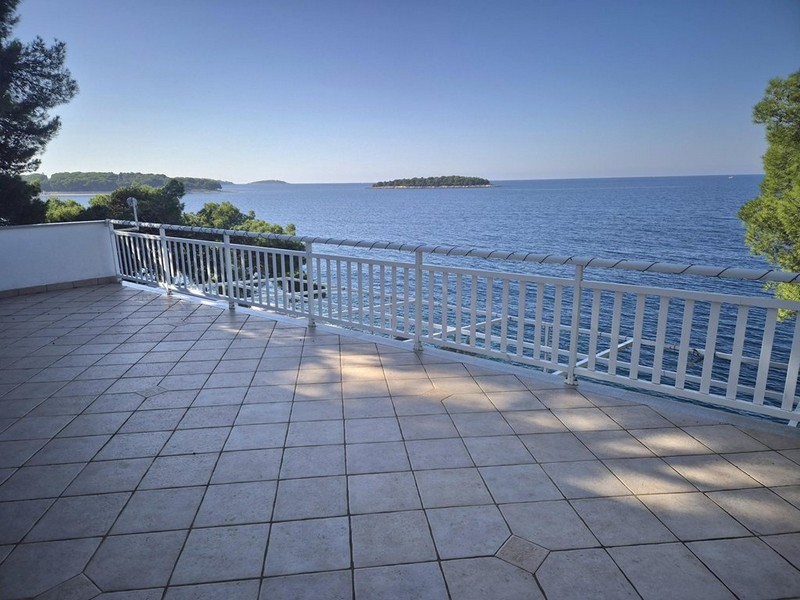 Taras nieruchomości H3454 bezpośrednio nad morzem w Primosten, Dalmacja - Panorama Scouting.