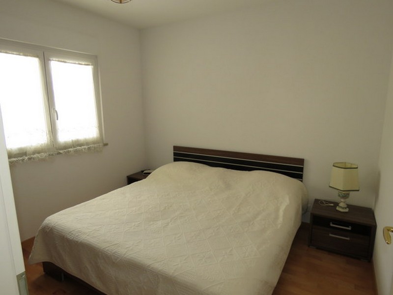 Sypialnia z podwójnym łóżkiem i stolikami nocnymi.