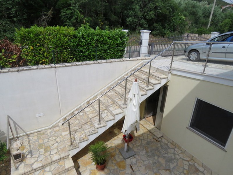 Schody na taras w stylu śródziemnomorskim.