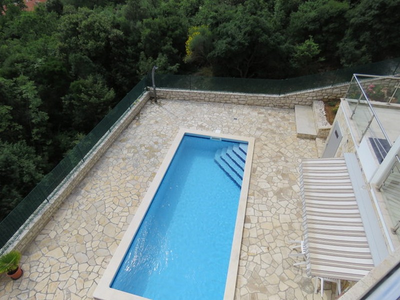 Widok z balkonu na basen posesji H3464, Chorwacja.