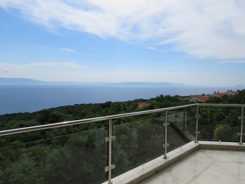 Widok na morze z górnego tarasu.