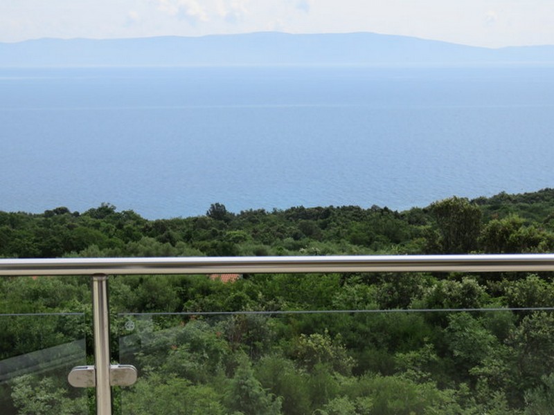 Panoramiczne widoki na morze i śródziemnomorski krajobraz.