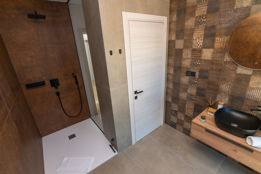 Nowoczesna łazienka z otwartym prysznicem i stylowymi płytkami