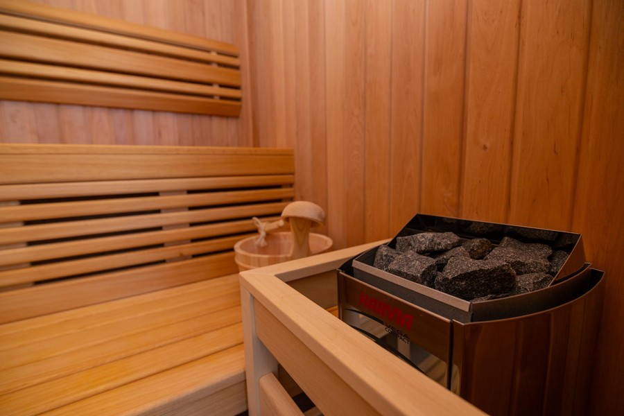 Sauna z boazerią i kamiennym kominkiem