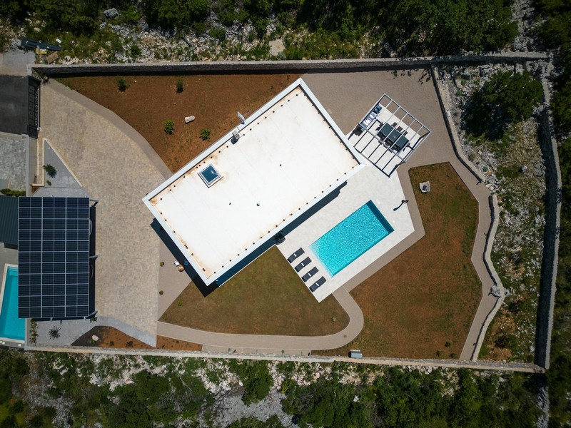 Widok z góry na posiadłość z willą, basenem i ogrodem