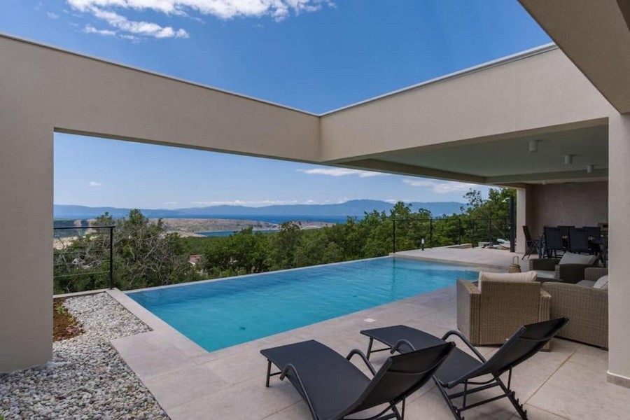 Widok na basen i morze.