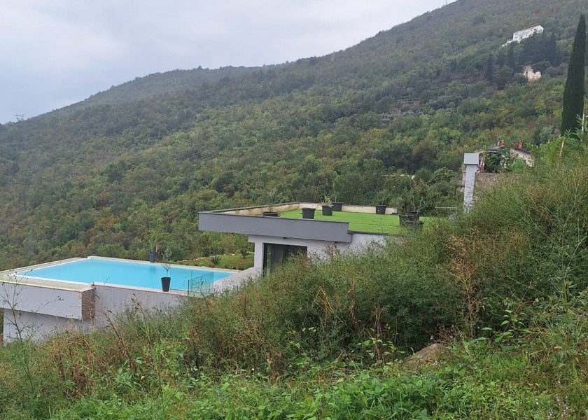 Willa w śródziemnomorskim miejscu z basenem i widokiem na morze.