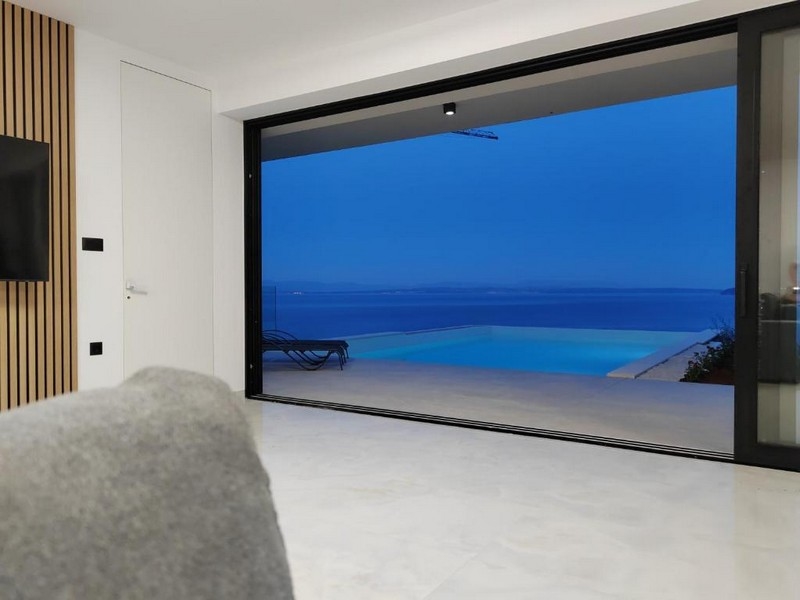 Pokój dzienny z widokiem na basen i morze