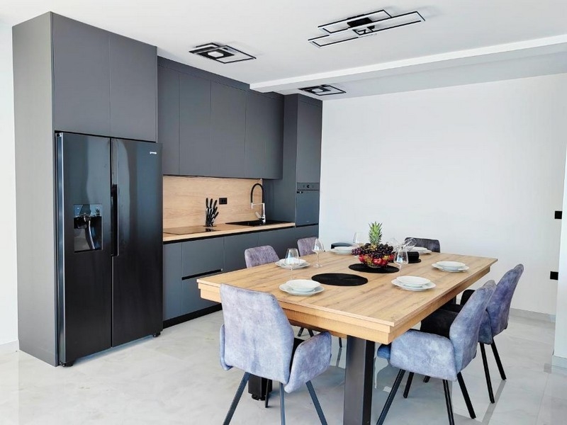 Nowoczesna kuchnia z jadalnią