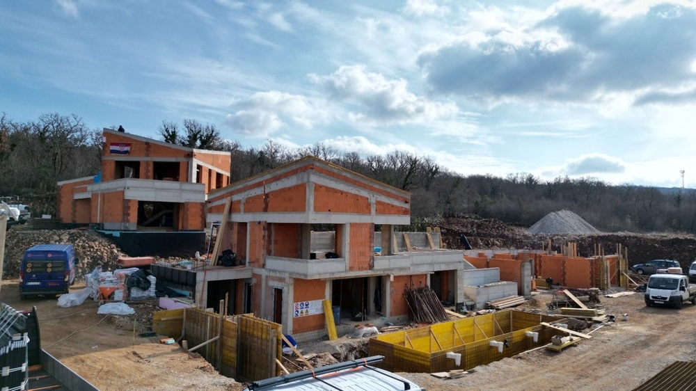 Nowoczesna willa w stanie surowym.