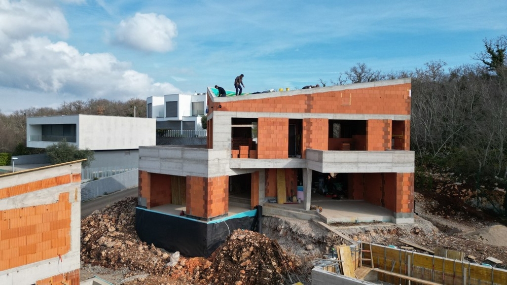 Luksusowa willa w budowie.