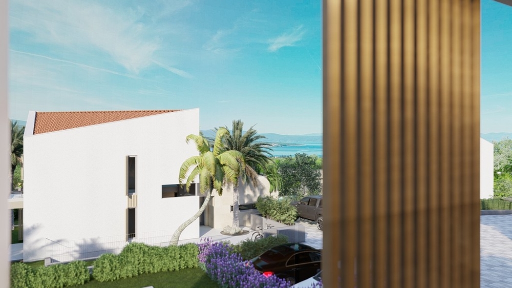 Widok na morze przez okno z drewnianymi żaluzjami