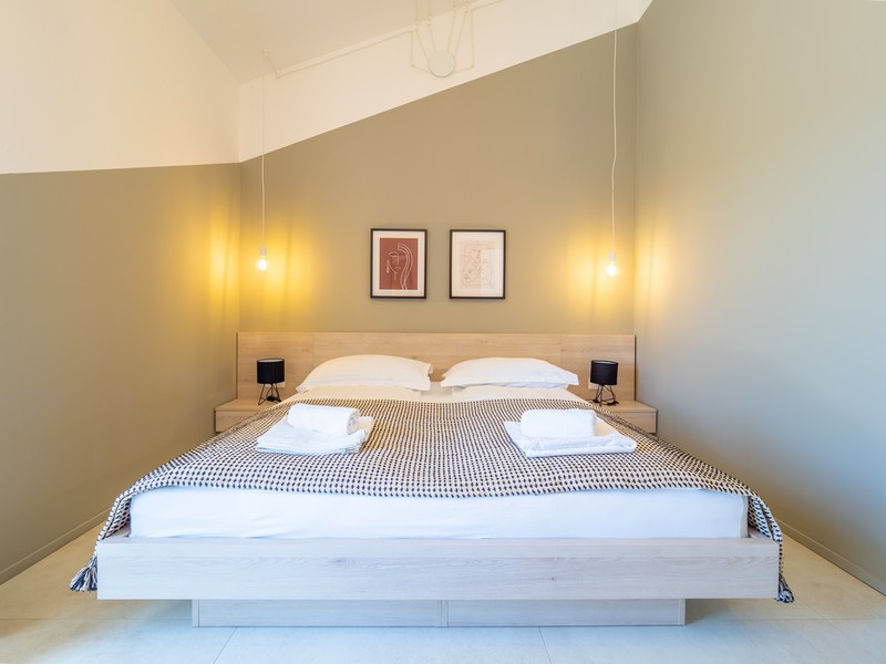 Jasna sypialnia z nowoczesnym designem